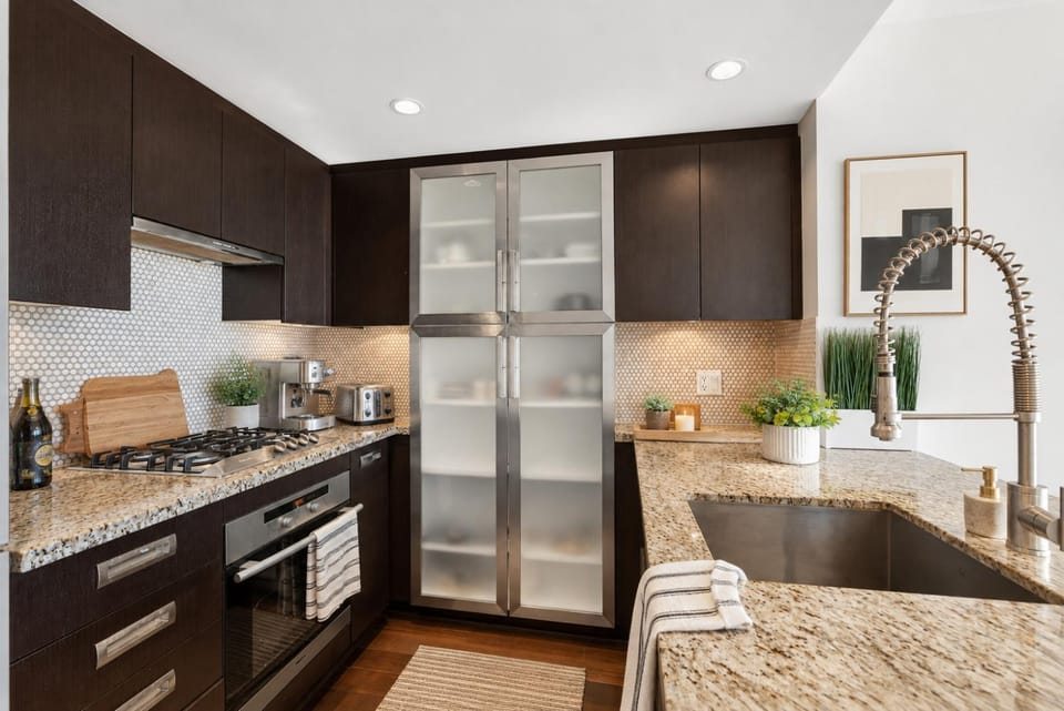 Yaletown Energy Elevated 2BR City Escape Apartment in Vancouver