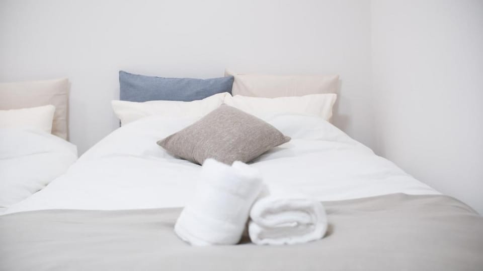 Bed, towels