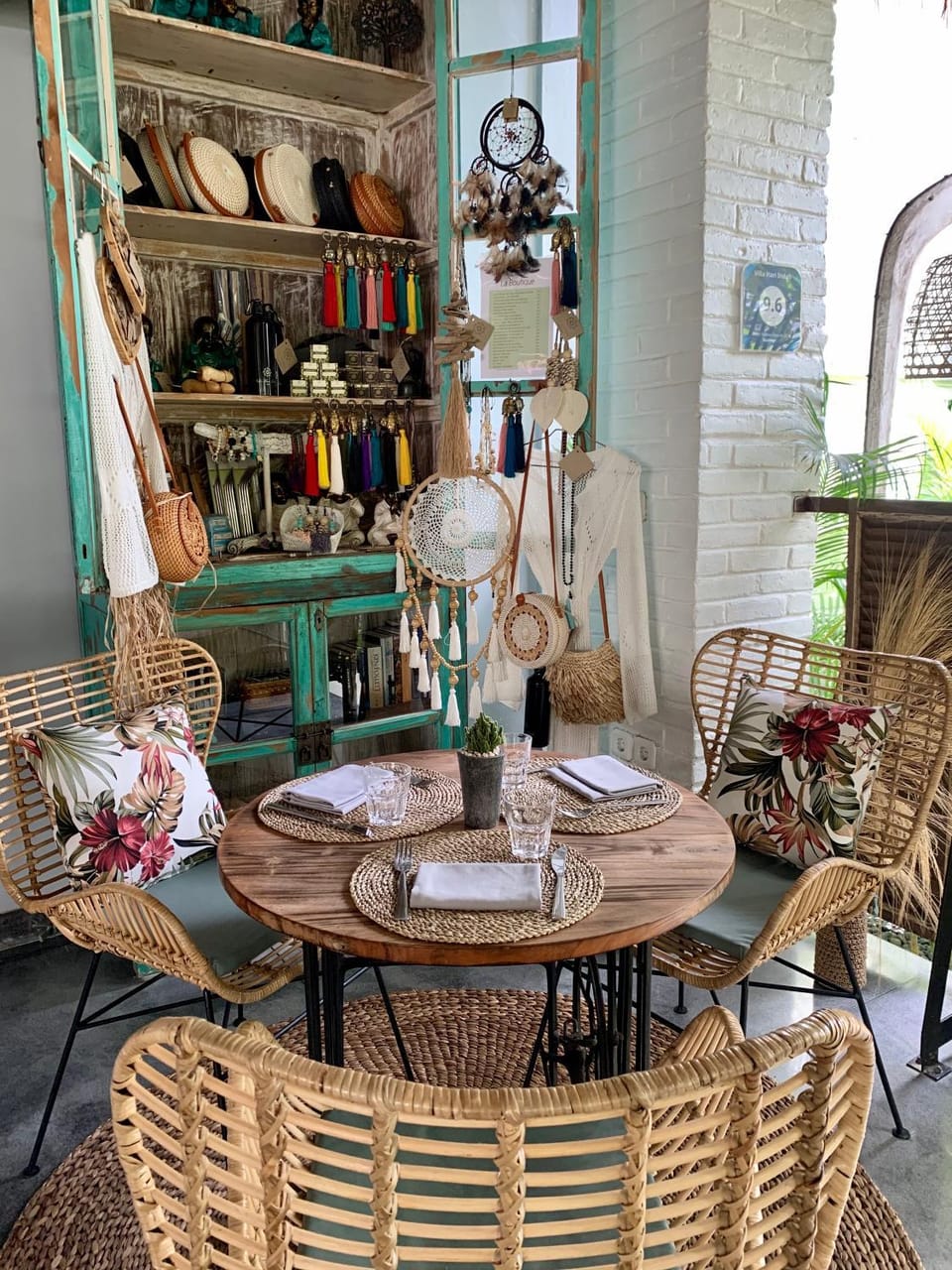 Restaurant/places to eat, Library, On-site shops, Lobby or reception, Lounge or bar, Decorative detail