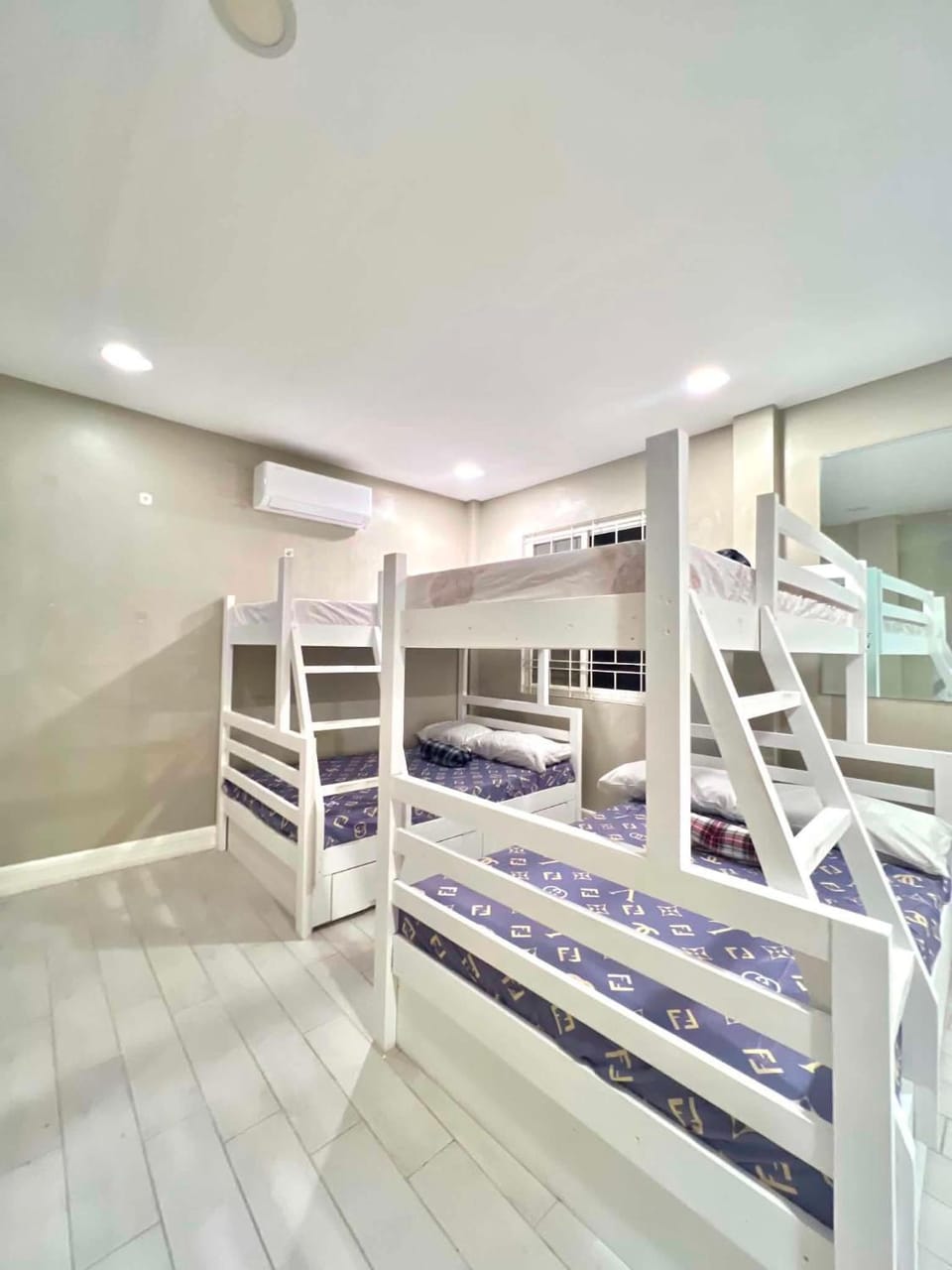 Bedroom, bunk bed, air conditioner