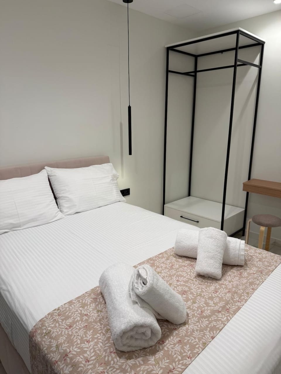 Bed, Bedroom, towels