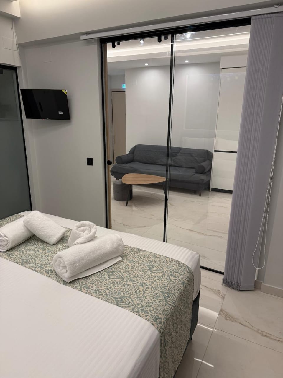 Bed, TV and multimedia, Photo of the whole room