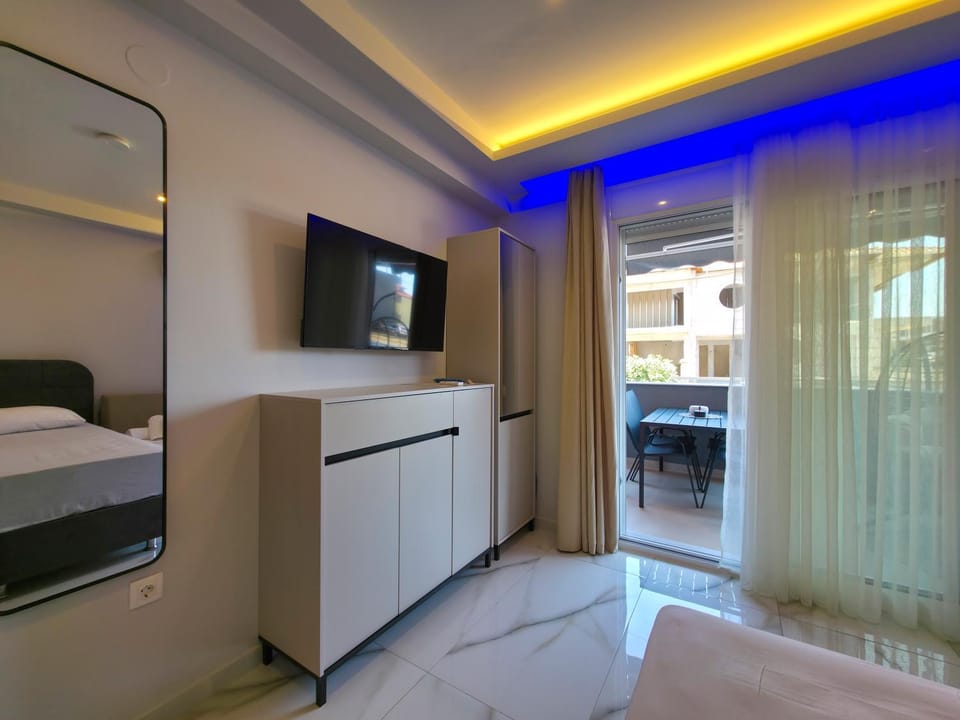 Bed, TV and multimedia, Photo of the whole room, Bedroom