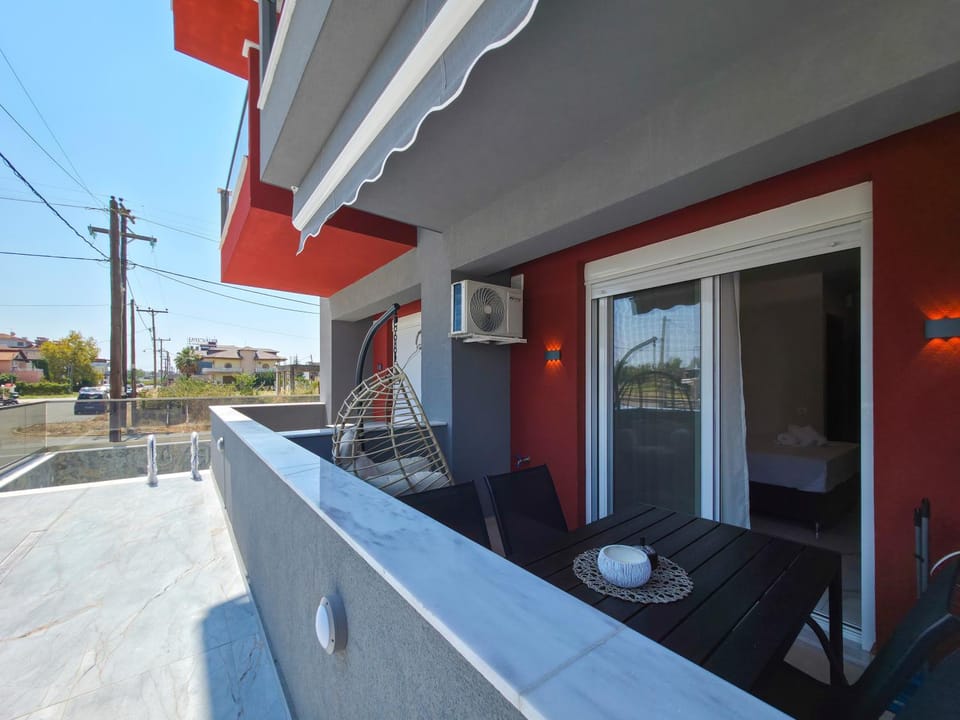 Property building, Day, Balcony/Terrace