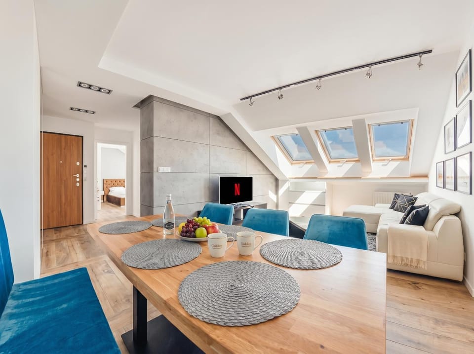 Communal lounge/ TV room, TV and multimedia, Living room, Seating area, Dining area, Evening entertainment