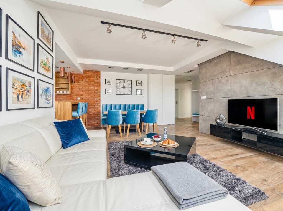 Communal lounge/ TV room, TV and multimedia, Living room, Seating area, Evening entertainment