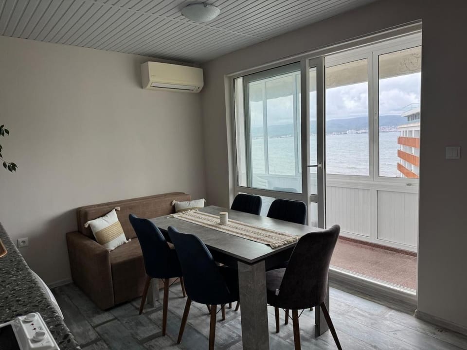 View (from property/room), Balcony/Terrace, Living room, Seating area, Dining area, Sea view