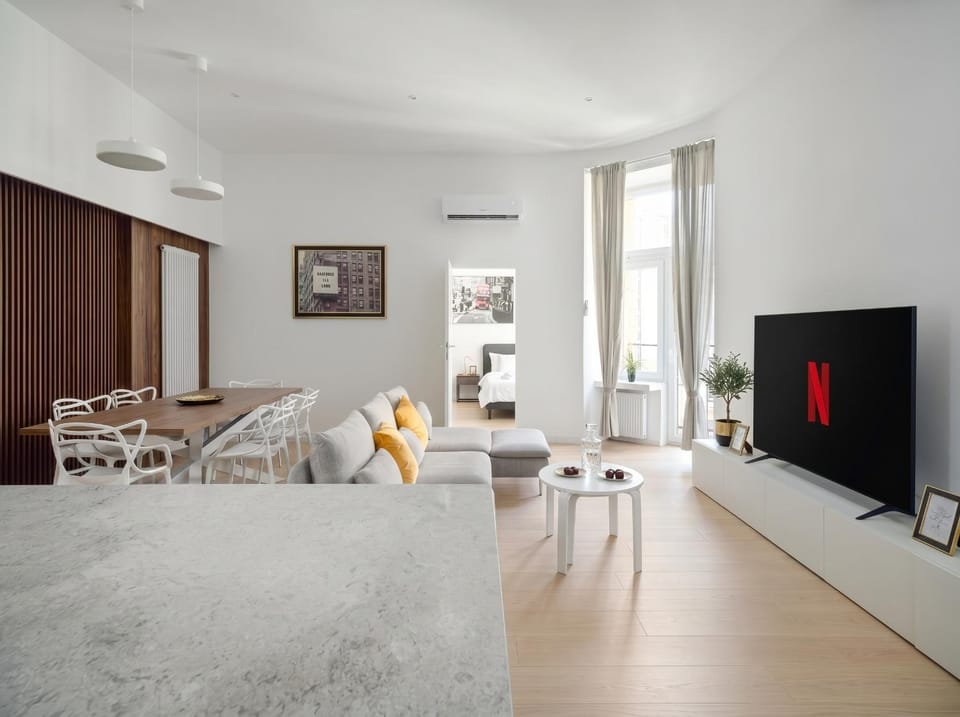 Communal lounge/ TV room, Bed, TV and multimedia, Living room, Photo of the whole room, Seating area, Dining area, Evening entertainment, Bedroom