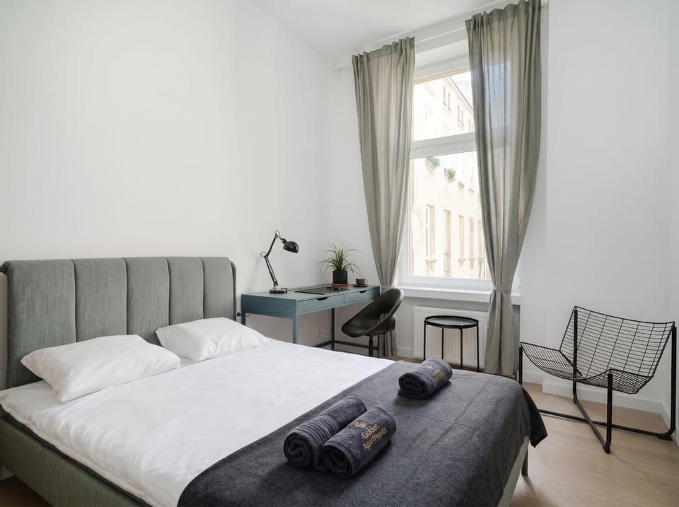Bed, Living room, Photo of the whole room, Seating area, Bedroom, towels