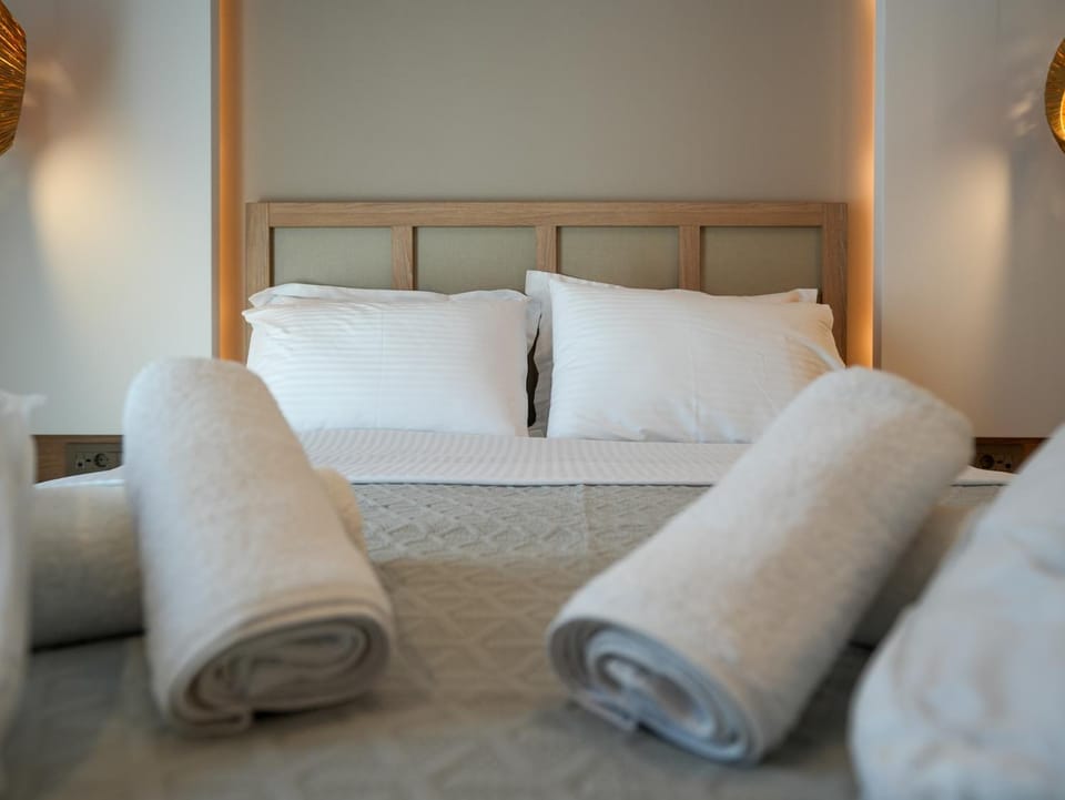 Bed, Photo of the whole room, Bedroom, towels