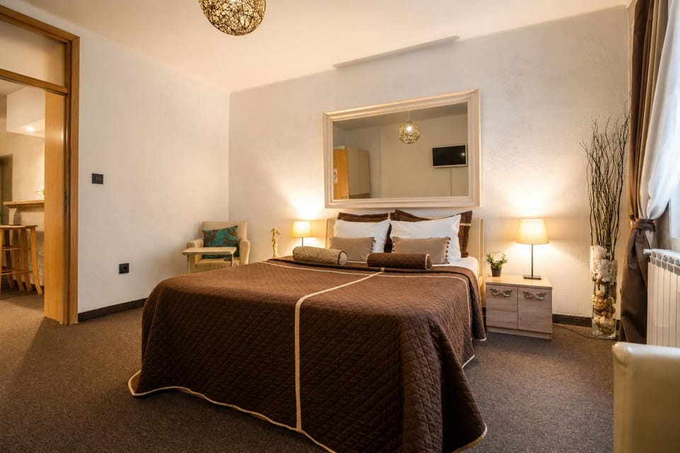 Bed, TV and multimedia, Living room, Photo of the whole room, Seating area, Bedroom, hair dresser