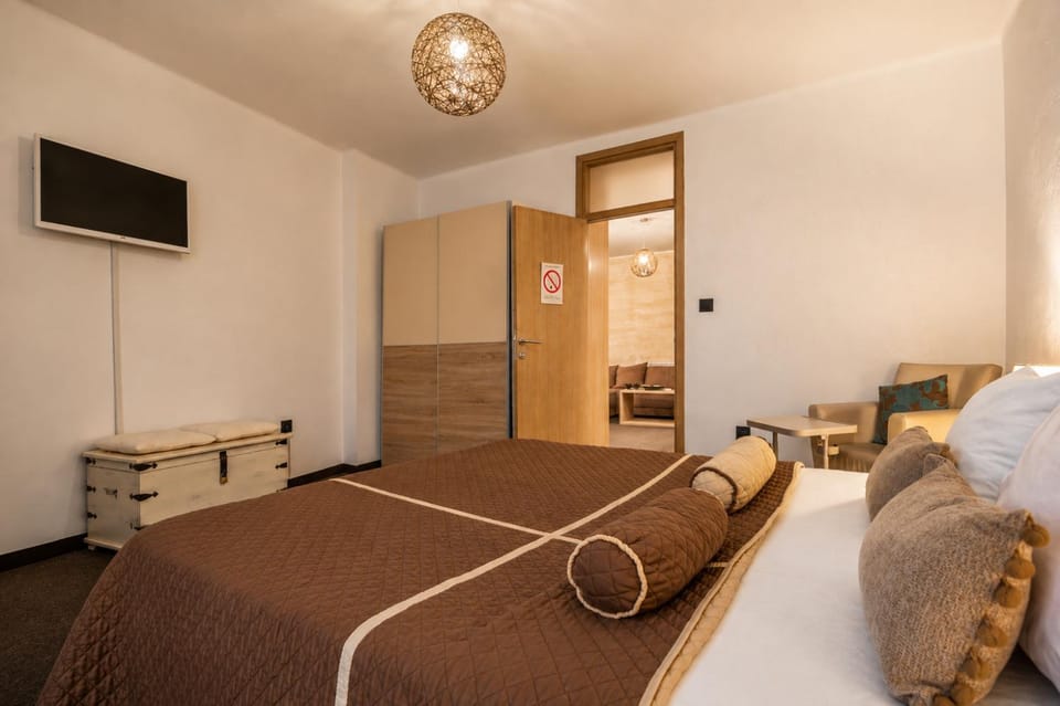Communal lounge/ TV room, Bed, TV and multimedia, Photo of the whole room, Evening entertainment, Bedroom, wardrobe