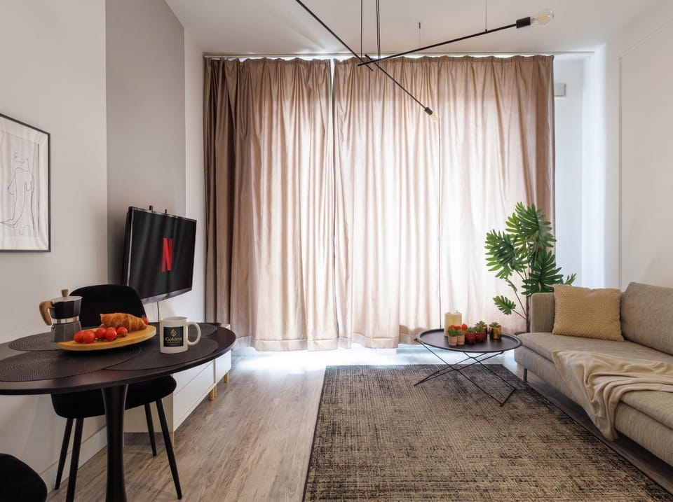 Communal lounge/ TV room, TV and multimedia, Living room, Food and drinks, Seating area, Dining area, Evening entertainment, Food