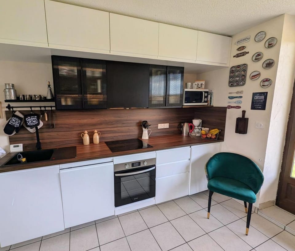 Kitchen or kitchenette, Living room