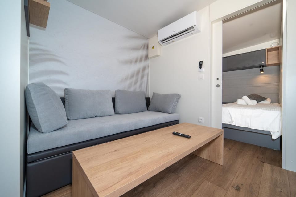 Bed, Living room, Photo of the whole room, Seating area, Bedroom, towels, air conditioner