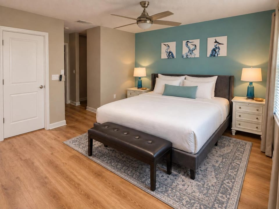 Bed, Photo of the whole room, Seating area, Bedroom