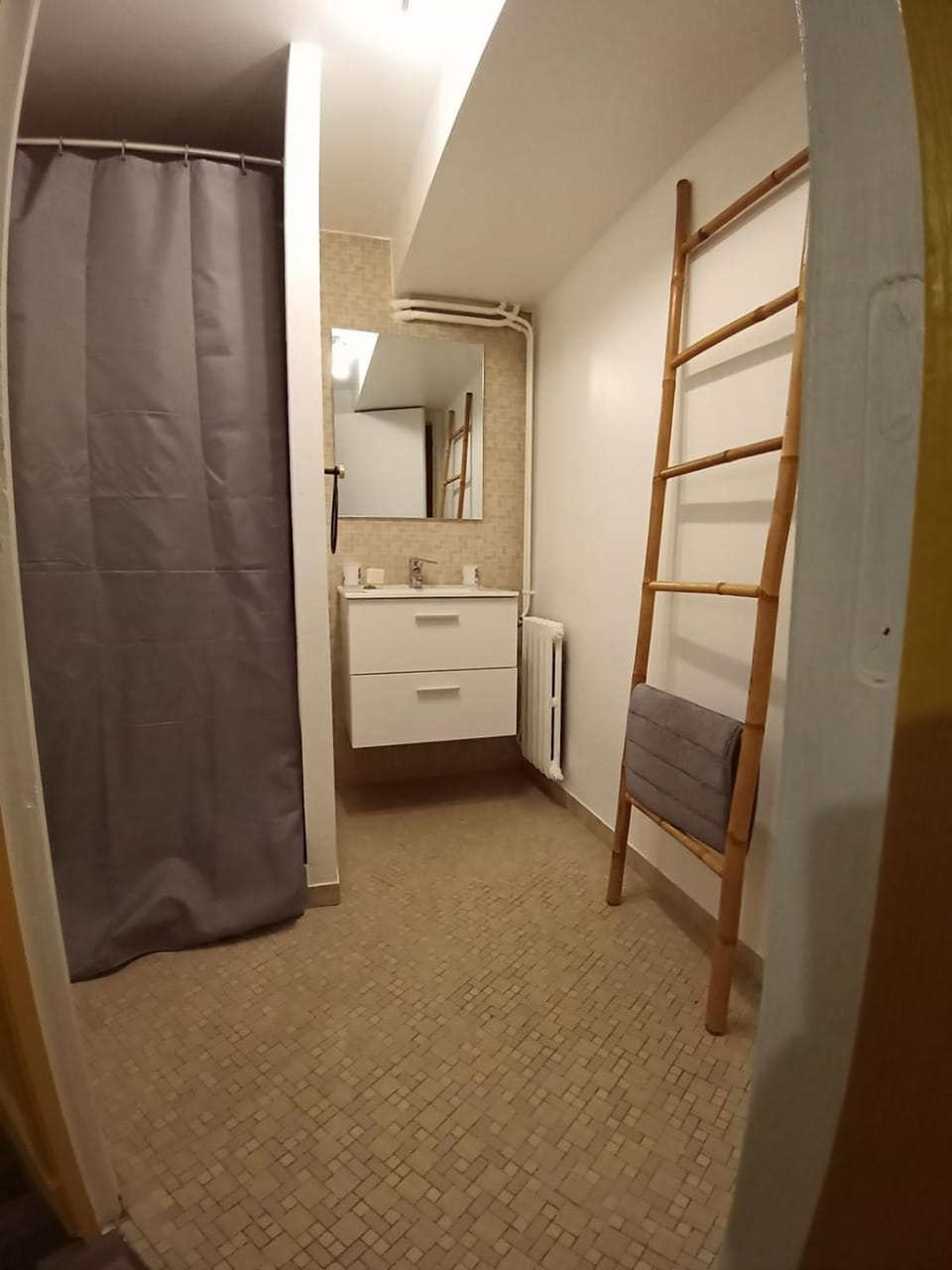 Logement privé dans maison avec parking au calme Apartment in Le Mans