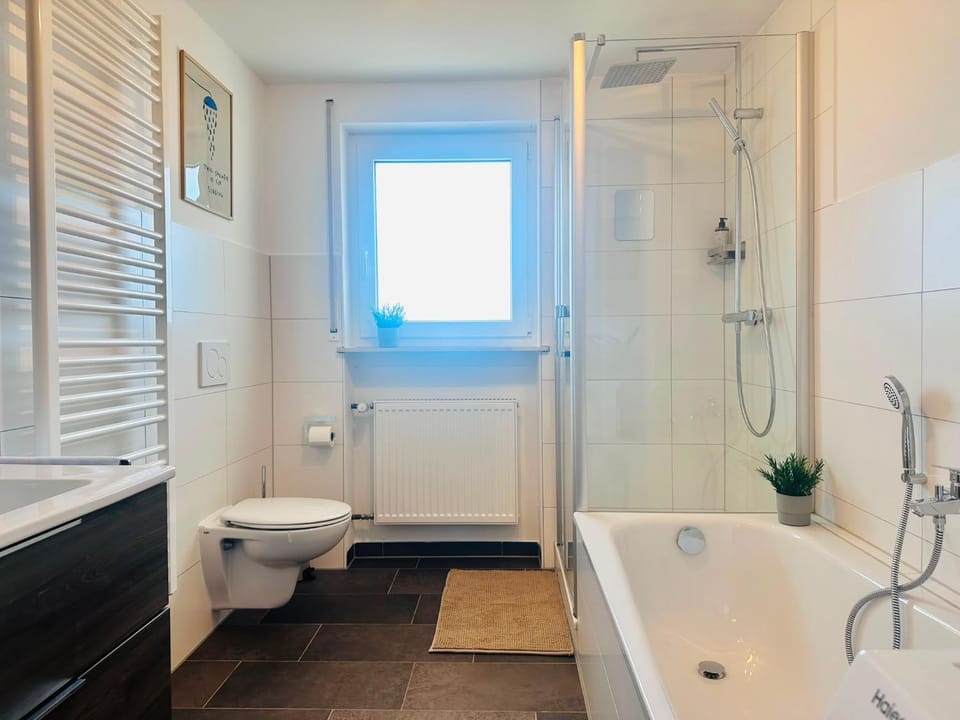 Shower, Toilet, Bathroom, Bath, towels