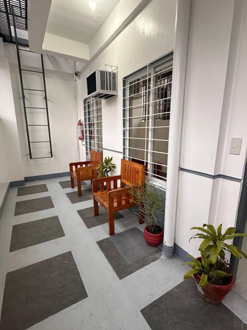 FLM Apartelle Hostel in Paranaque