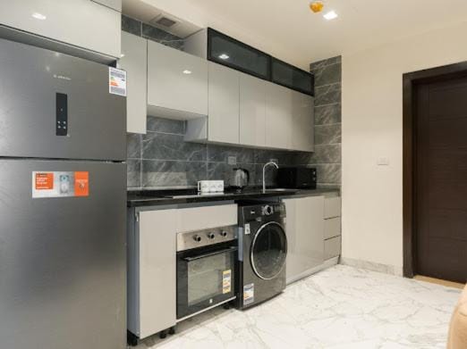 Kitchen or kitchenette, oven, washing machine