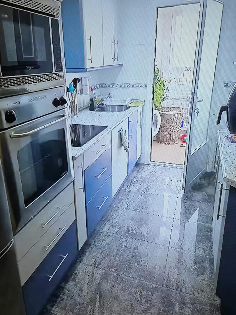 Kitchen or kitchenette, dishwasher