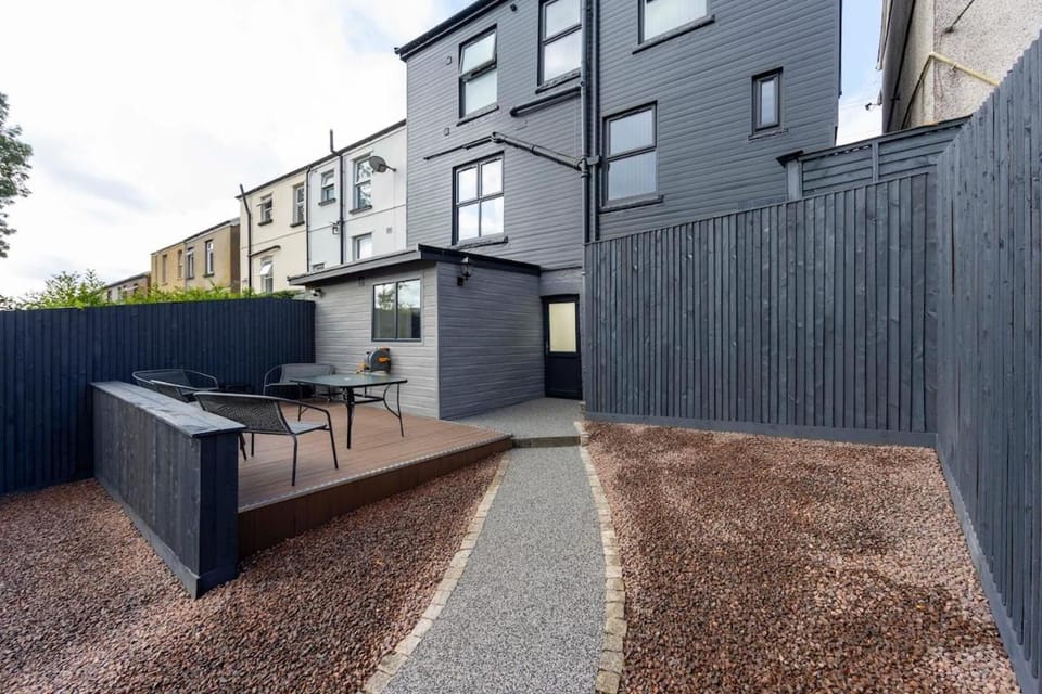 Large Modern Home Nr Brecon Beacons with Secure Bike Store Sleeps 16 On Street Parking House in Merthyr Tydfil