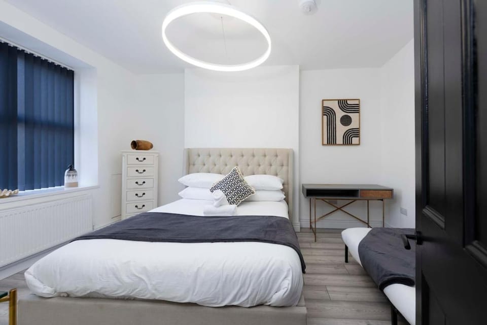 Large Modern Home Nr Brecon Beacons with Secure Bike Store Sleeps 16 On Street Parking House in Merthyr Tydfil