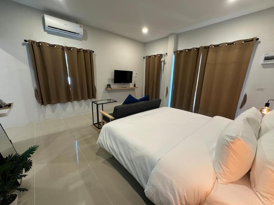 Bed, TV and multimedia, Photo of the whole room, Bedroom, wardrobe, air conditioner