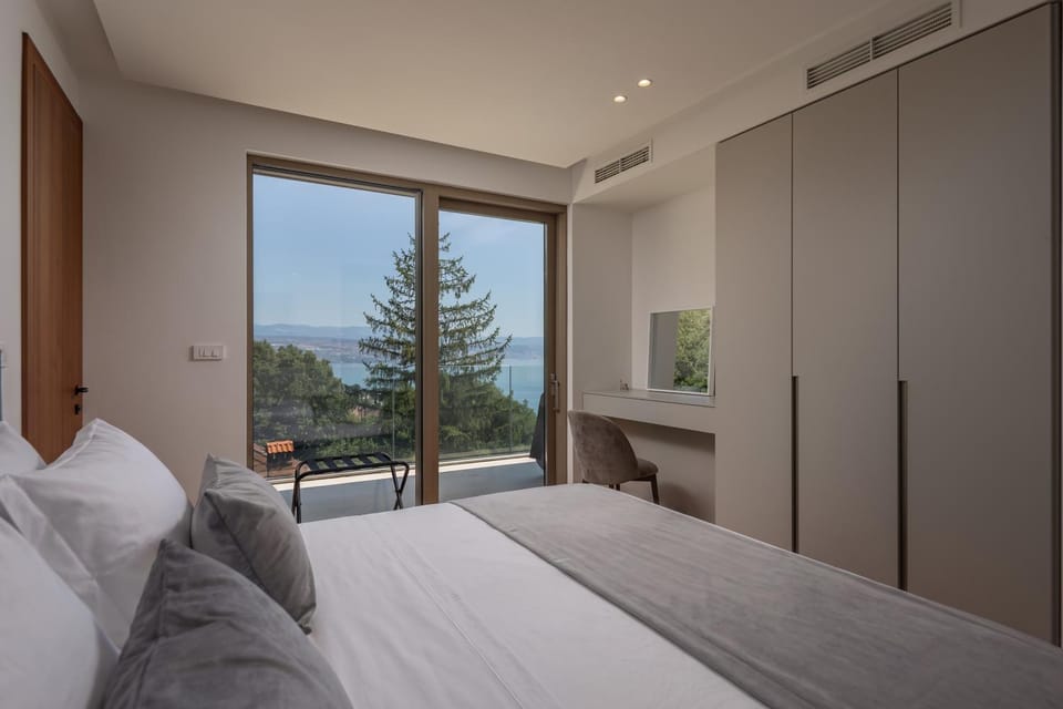 Bed, Photo of the whole room, wardrobe