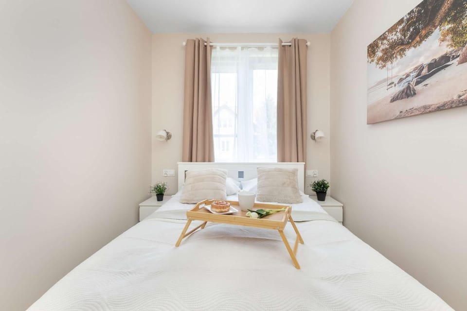 Bed, Photo of the whole room, Seating area, Bedroom