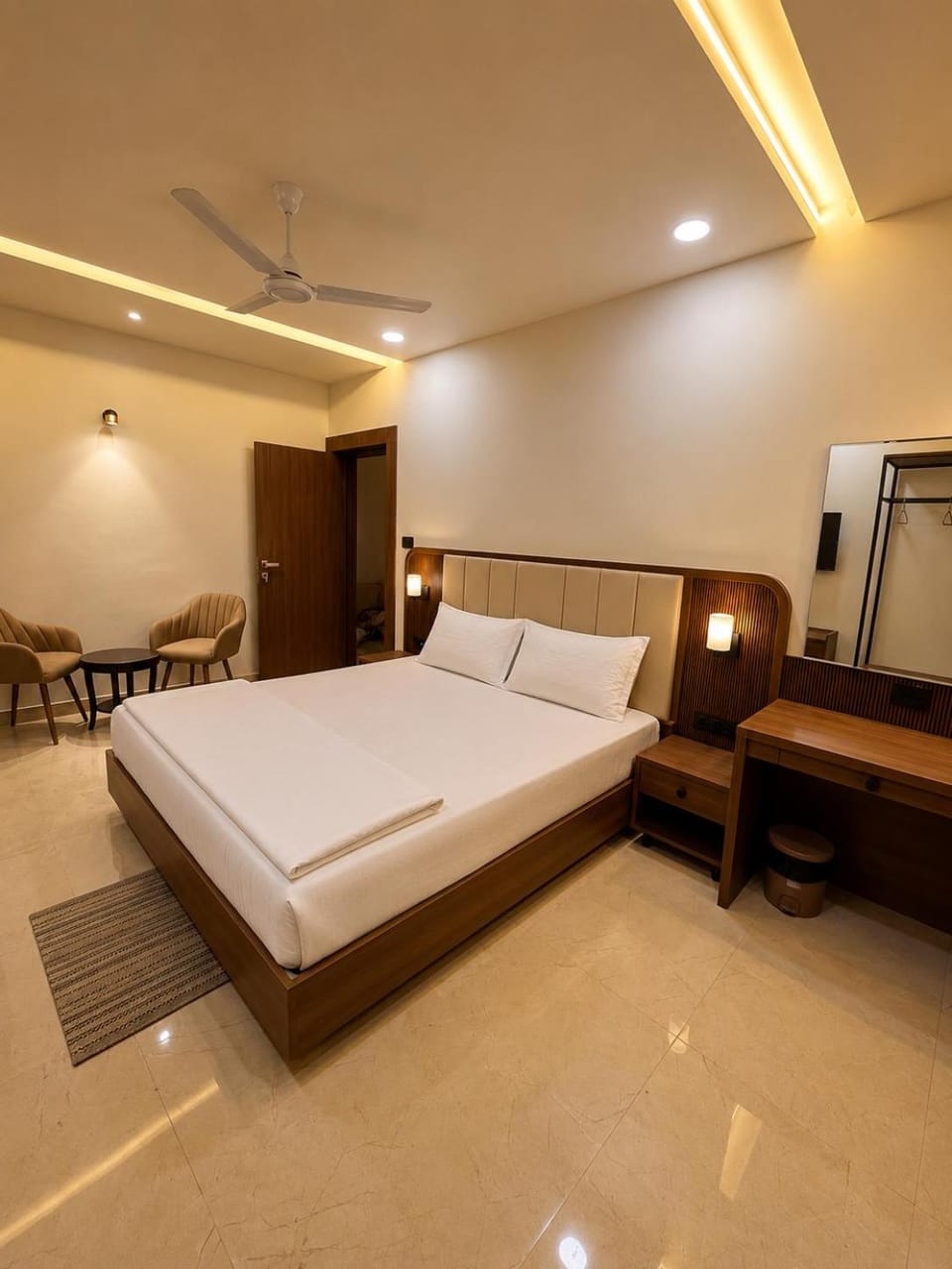 Dev Kothi Luxury 1-Bedroom Retreat Bed and Breakfast in Varanasi