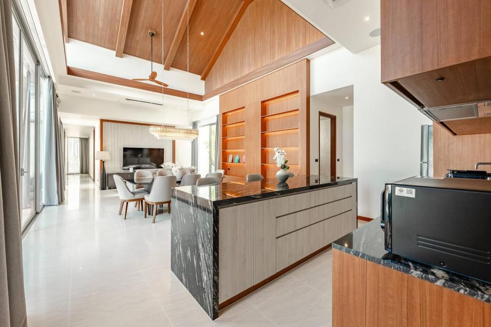 TV and multimedia, Kitchen or kitchenette, Living room, Seating area, Dining area