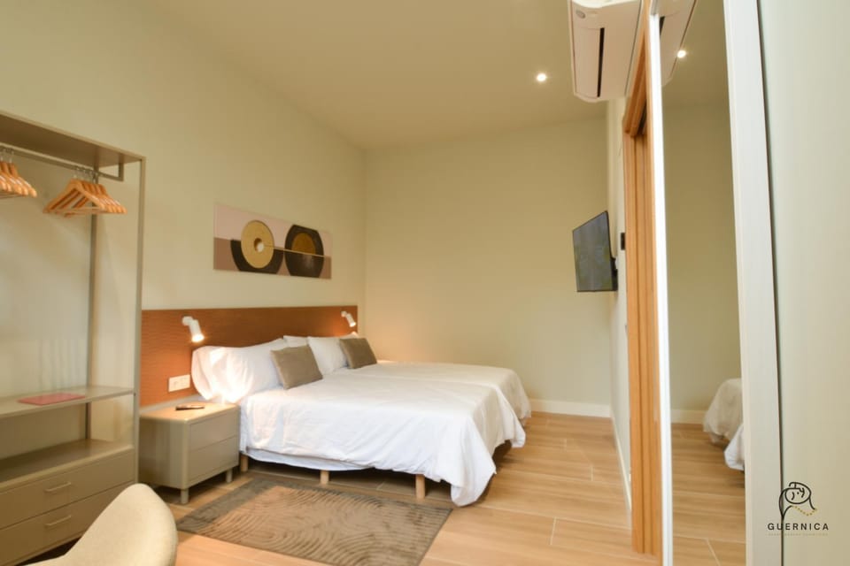Bed, Photo of the whole room, Bedroom, air conditioner