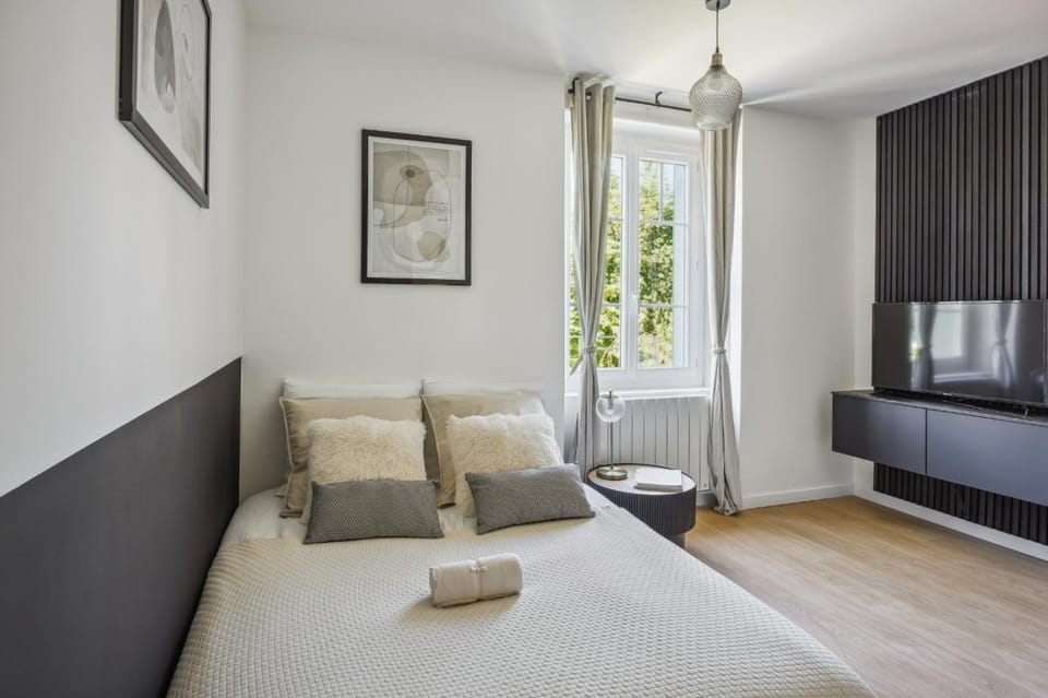 Bed, TV and multimedia, towels