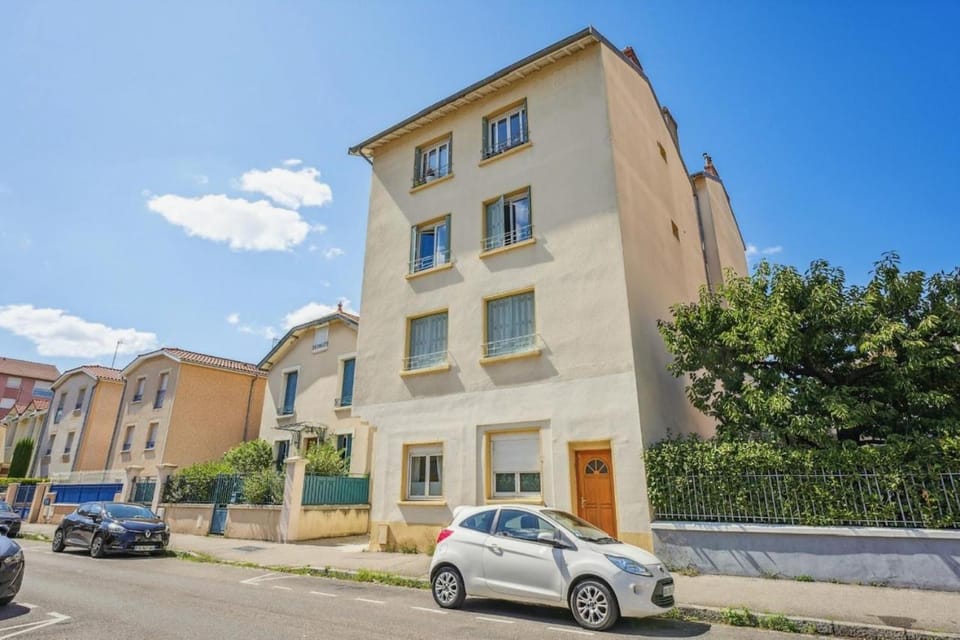 Property building, Neighbourhood, Location