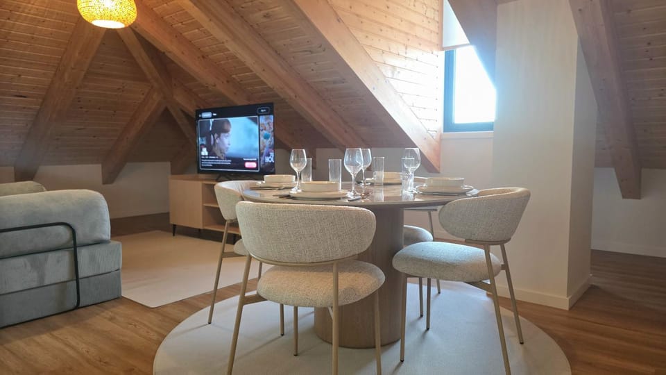 TV and multimedia, Living room, Seating area, Dining area