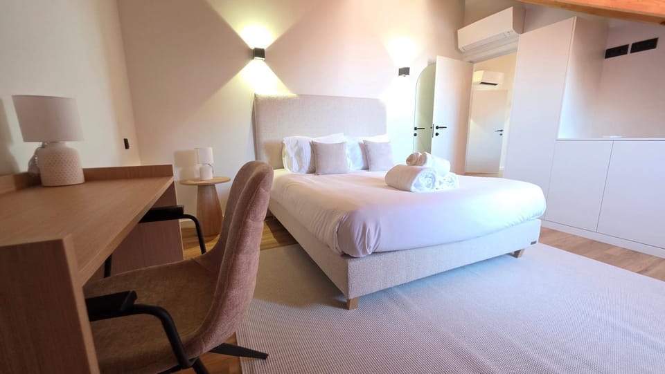 Bed, Living room, Photo of the whole room, Seating area, Bedroom, hair dresser