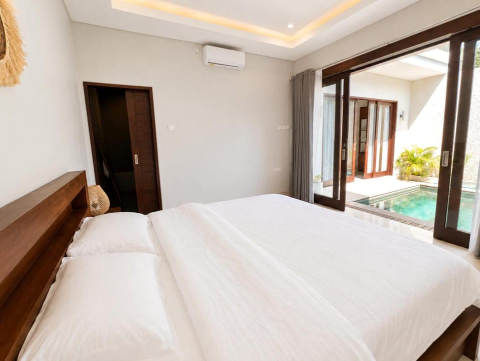 Bed, Photo of the whole room, Bedroom, Pool view, Swimming pool, air conditioner
