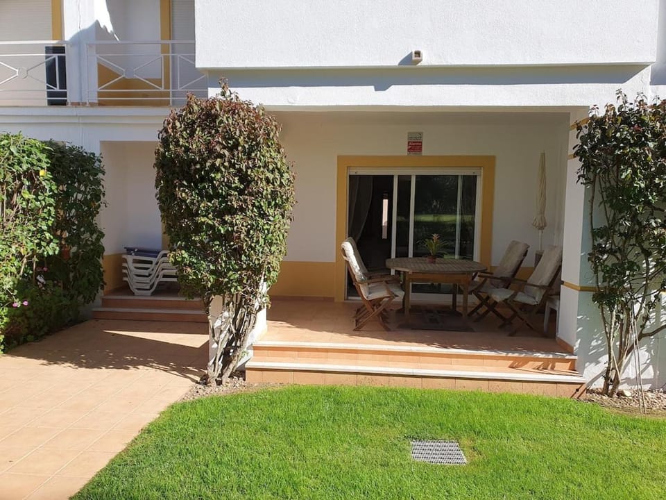 Patio, Spring, Day, Garden, Living room, Seating area, Dining area, sunbed
