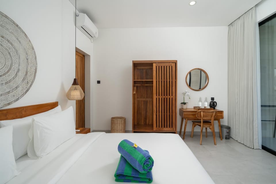Bed, Living room, Photo of the whole room, Seating area, Bedroom, towels, wardrobe, air conditioner