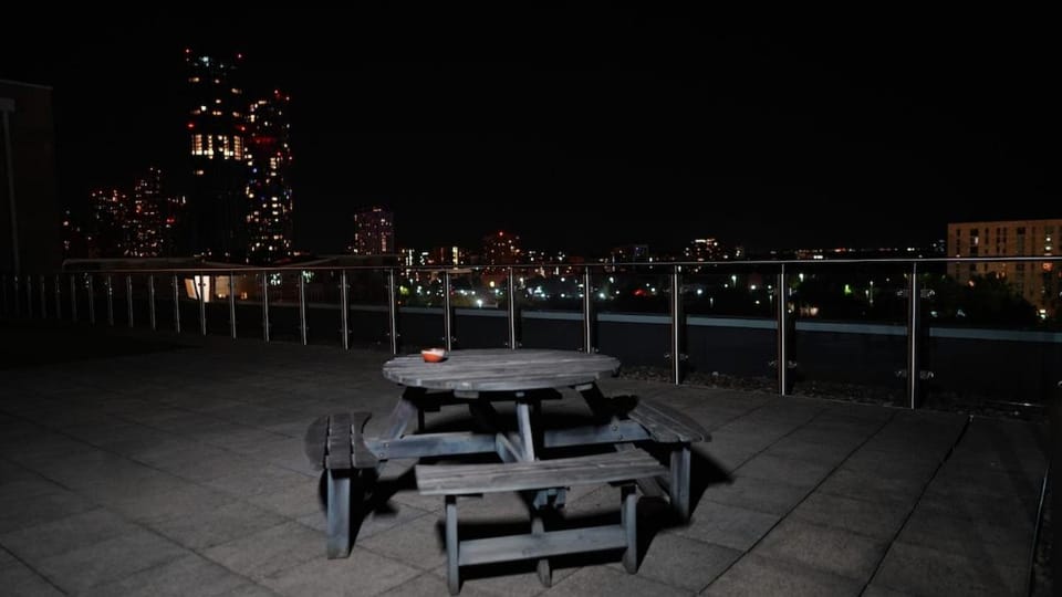 Luxury 2-bed 3 bath apartment Balcony Rooftop terrace Apartment in Salford