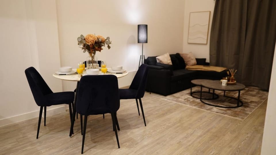 Luxury 2-bed 3 bath apartment Balcony Rooftop terrace Apartment in Salford