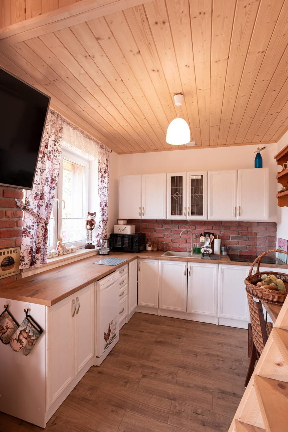 Kitchen or kitchenette, dishwasher, oven, stove
