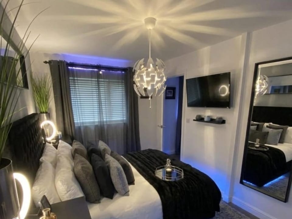 Bed, TV and multimedia, Living room, Photo of the whole room, Seating area, Bedroom, hair dresser