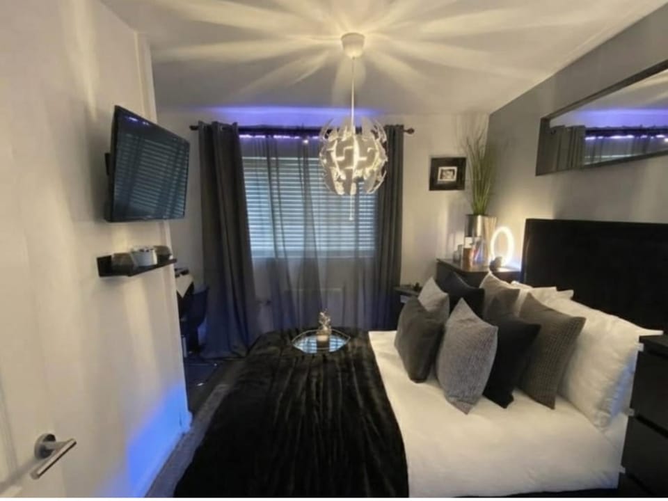 Bed, TV and multimedia, Living room, Photo of the whole room, Seating area, Bedroom