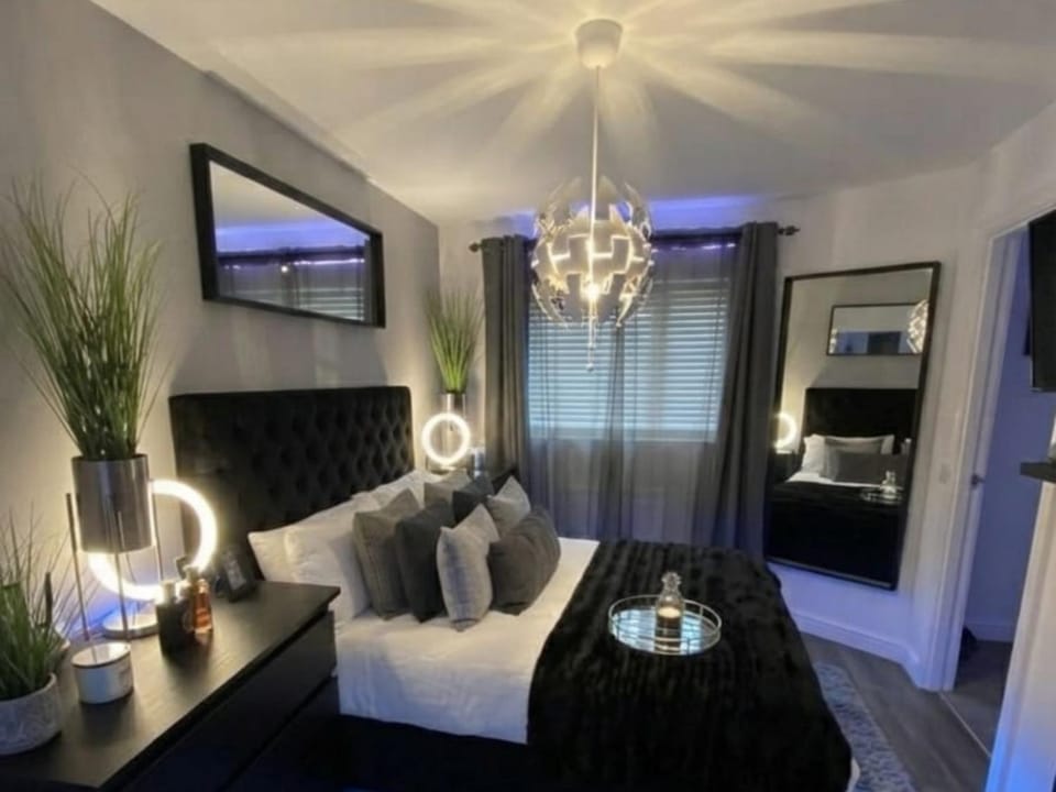 Bed, TV and multimedia, Living room, Photo of the whole room, Seating area, Bedroom