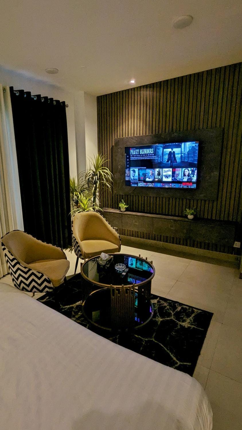 Communal lounge/ TV room, Bed, TV and multimedia, Living room, Photo of the whole room, Seating area, Evening entertainment, Bedroom