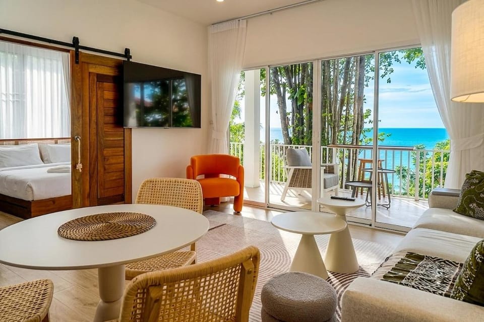 Bed, Natural landscape, TV and multimedia, View (from property/room), Balcony/Terrace, Living room, Seating area, Dining area, Evening entertainment, Bedroom, Sea view