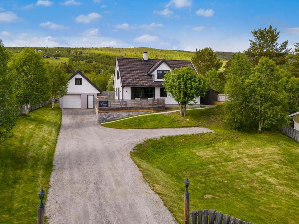 Property building, Spring, Neighbourhood, Natural landscape, Garden, Garden view, Street view