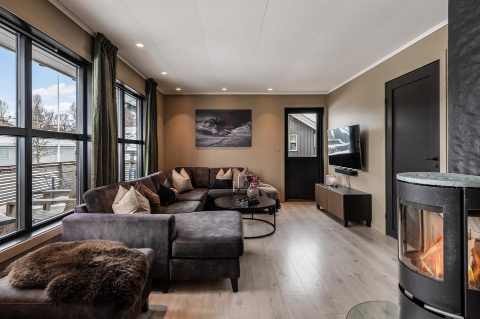 TV and multimedia, Living room, Seating area, Evening entertainment